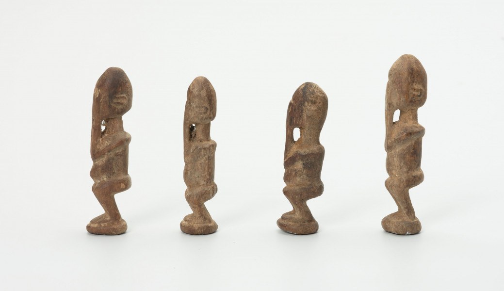 rzeźba - Ujęcie z prawego boku; Zestaw składa się z czterech małych, drewnianych, stojących figurek przedstawiających postacie ludzkie – najprawdopodobniej przodków. Wszystkie mają zakryte dłońmi twarze.