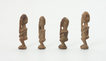 rzeźba - Ujęcie z prawego boku; Zestaw składa się z czterech małych, drewnianych, stojących figurek przedstawiających postacie ludzkie – najprawdopodobniej przodków. Wszystkie mają zakryte dłońmi twarze.