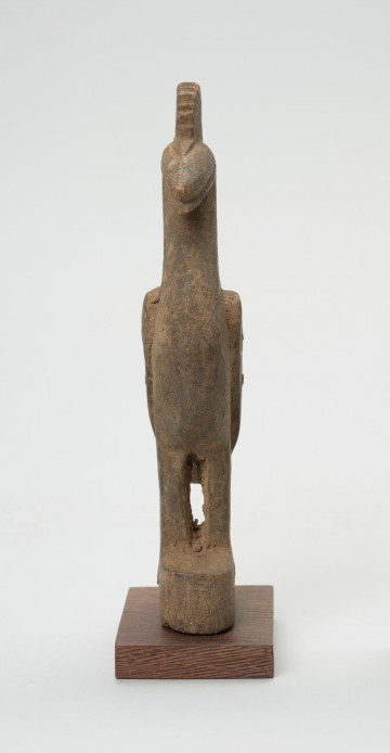 rzeźba - Ujęcie z przodu. Figurka ptaka calao (dzioborożec) wykonana z drewna. Ptak stoi na dwóch nogach, wyprostowany, charakteryzuje się dużym dziobem i czubem na głowie.