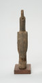 rzeźba - Ujęcie z tyłu. Figurka ptaka calao (dzioborożec) wykonana z drewna. Ptak stoi na dwóch nogach, wyprostowany, charakteryzuje się dużym dziobem i czubem na głowie.