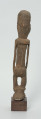 Drewniana figurka androgyniczna - Ujęcie z tyłu; drewniana figurka przedstawiająca postać z brodą i piersiami. Statyczna, zgeometryzowana. Ręce wyodrębnione z tułowia.
