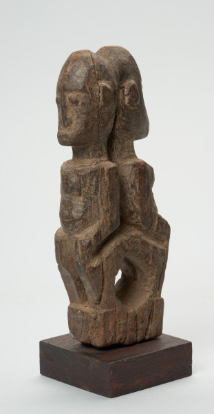 rzeźba - Ujęcie z tyłu z prawej strony. Wizerunek dwóch mitycznych postaci Yebane. Stykają się od tyłu głowami, pośladkami.