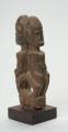 rzeźba - Ujęcie z tyłu z lewej strony. Wizerunek dwóch mitycznych postaci Yebane. Stykają się od tyłu głowami, pośladkami.
