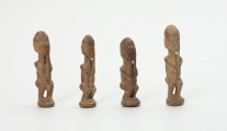 rzeźba - Ujęcie z lewego boku; Zestaw składa się z czterech małych, drewnianych, stojących figurek przedstawiających postacie ludzkie – najprawdopodobniej przodków. Wszystkie mają zakryte dłońmi twarze.