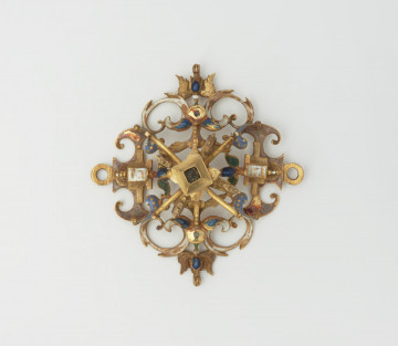 biżuteria, ozdoby - Ujęcie z góry przodu klejnotu. Ażurowy klejnot z kołpaka, perwotnie z diamentem i czterema perłami, zdobiony barwną emalią.