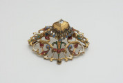 biżuteria, ozdoby - Ujęcie w pionie prawego boku. Ażurowy klejnot z kołpaka z diamentem, zdobiony barwną emalią.