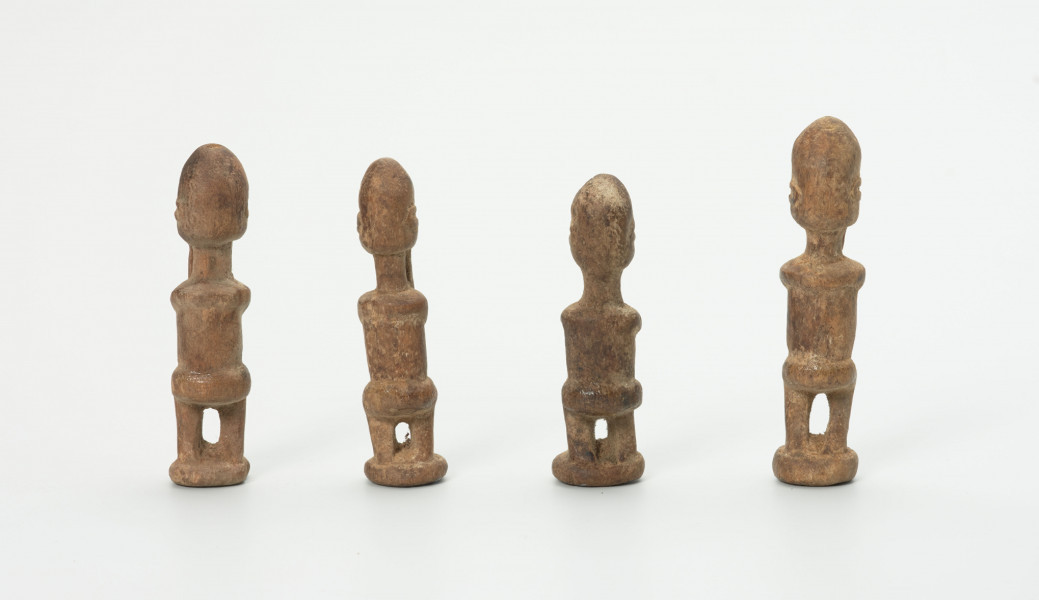 rzeźba - Ujęcie z tyłu; Zestaw składa się z czterech małych, drewnianych, stojących figurek przedstawiających postacie ludzkie – najprawdopodobniej przodków. Wszystkie mają zakryte dłońmi twarze.
