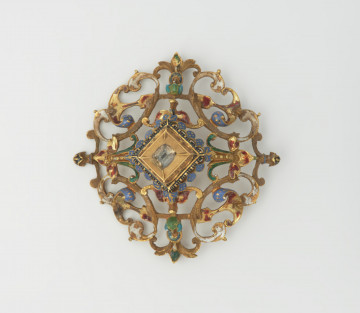 biżuteria, ozdoby - Ujęcie z góry przodu klejnotu. Ażurowy klejnot z kołpaka z diamentem, zdobiony barwną emalią.
