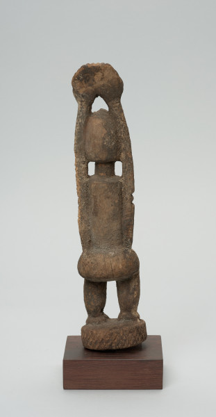 Ujęcie z tyłu. Figura - postać kobiety stojącej z wyciągniętymi do góry rękoma.