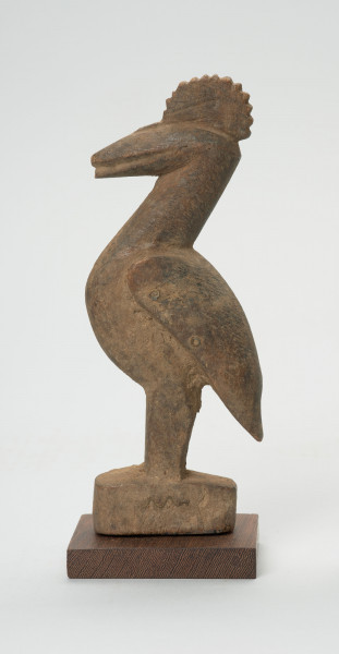 rzeźba - Ujęcie prawej strony. Figurka ptaka calao (dzioborożec) wykonana z drewna. Ptak stoi na dwóch nogach, wyprostowany, charakteryzuje się dużym dziobem i czubem na głowie.