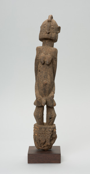 rzeźba - Ujęcie z przodu. Figura przedstawiająca postać przodka łączącego w sobie cechy obu płci. Wyraźnie zaznaczone są piersi kobiece oraz penis - co rzadko spotyka się w sztuce dogońskiej.
