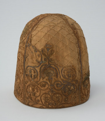 czapka, nakrycie głowy, ubiór - Ujęcie z boku. Kołpak z haftowaną dekoracją z motywem wici roślinnej, kwiatów i jeleni.