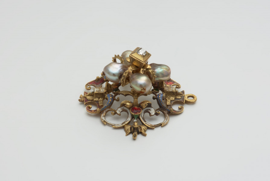 biżuteria, ozdoby - Ujęcie z boku. Ażurowy klejnot z kołpaka z diamentem i czterema perłami, zdobiony barwną emalią.