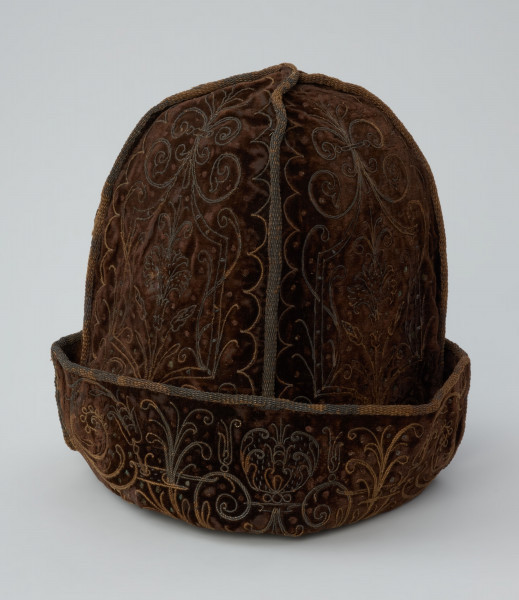 czapka, nakrycie głow , ubiór - Ujęcie z boku po obróceniu o 90 stopni. Kołpak z otokiem, aksamitny, zdobiony haftowanym wzorem roślinno-geometrycznym.