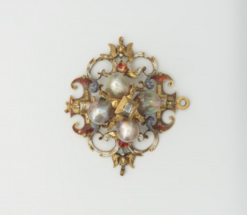 biżuteria, ozdoby - Ujęcie z przodu. Ażurowy klejnot z kołpaka z diamentem i czterema perłami, zdobiony barwną emalią.