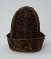 czapka, nakrycie głow , ubiór - Ujęcie z boku po obróceniu o 45 stopni. Kołpak z otokiem, aksamitny, zdobiony haftowanym wzorem roślinno-geometrycznym.