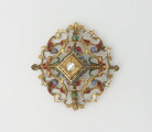 biżuteria, ozdoby - Ujęcie z przodu. Ażurowy klejnot z kołpaka z diamentem, zdobiony barwną emalią.