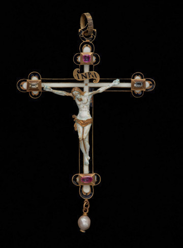klejnot w kształcie krucyfiksu księżnej Erdmuty (1561-1623) - Ujęcie z przodu. Klejnot w kształcie krucyfiksu z pełnoplastyczną postacią Chrystusa, zdobiony emalią, diamentami i rubinami.