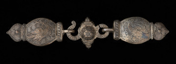 Zapinka pendentu (3części), księcia Kazimierza VI/IX (1557-1605) - Ujęcie z przodu. Sprzączka pasa składająca się z trzech elementów. Dwa skrajne o migdałowym kształcie, z jednej strony zakończone profilowanym przewężeniem i łukiem w ośli grzbiet, z drugiej mają przylutowane poprzecznie koliste uszka z gładkiego drutu. Środkowy element sprzączki,zdobiony jest guzem ujętym od góry i dołu profilowanymi sterczynami; po prawej stronie uszko, którym połączony jest z bocznym elementem zapinki, a po lewej - esowato wygięty haczyk, służący do zapinania pasa. Wszystkie części zapinki pokryte są gęsto grawerowaną, niellowaną dekoracją z motywami ptaków wśród wici roślinnej oraz stylizowanych kwiatów i ornamentem geometrycznym.