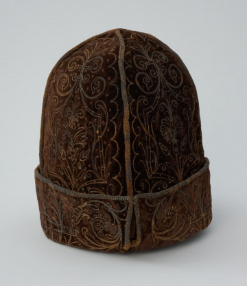 czapka, nakrycie głow , ubiór - Ujęcie z boku. Kołpak z otokiem, aksamitny, zdobiony haftowanym wzorem roślinno-geometrycznym.