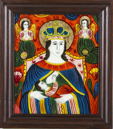 Obraz przedstawiający Matkę Boską Karmiącą, wykonany farbami olejnymi na odwrociu szkła w kolorach: niebieskim, zielonym, złotym i czerwonym. W górnych rogach dwa klęczące anioły. Bez ram. Składa się z 3 szkieł złożonych i sklejonych papierem.