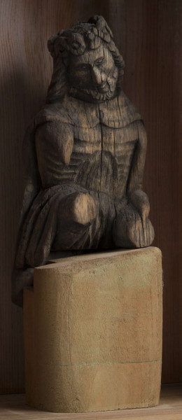 E/422/ML - Rzeźba wykonana w jednym kawałku drewna lipowego. Bez polichromii. Głowa nachylona w prawo, lewa ręka spoczywa na kolanie.