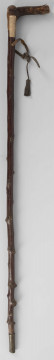 E/37/ML - Laska pasterska wykonana z drewna wiśni (kij z korą i sękami). Rączka wykonana oddzielnie. Laska zakończona metalową skuwką.
