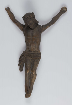 E/418/ML - Rzeźba przedstawiająca Chrystusa Ukrzyżowanego. Głowa okolona włosami pochylona w prawą stronę. Na głowie cierniowa korona. Nogi podgięte w kolanach. Wykonana w drewnie lipowym.