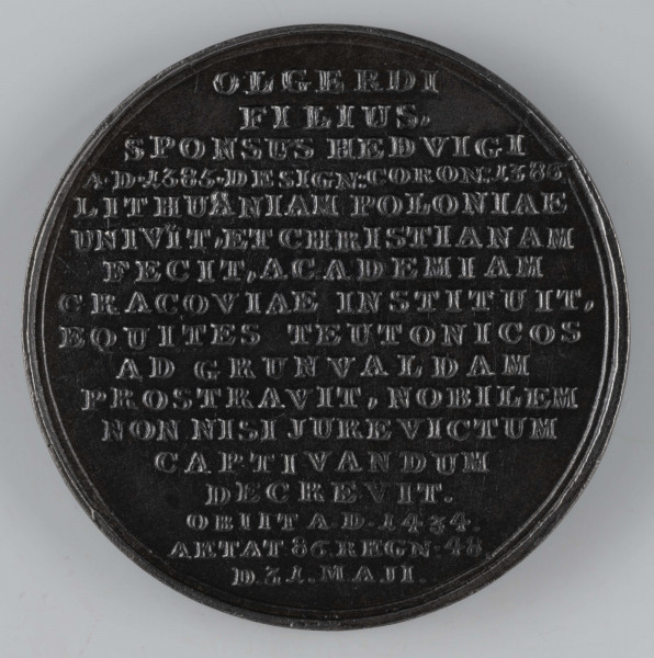 N/376/ML - AV. Popiersie króla w profilu w prawo z odkrytą głową, z tarczą z herbem Litwy. W otoku napis rozdzielony na dole przez wizerunek:
VLADISLAUS JAGIELLO M.DUX LITH:
Monogram: H.

RV. Siedemnastowierszowy napis:
OLGERDI / FILIUS, / SPONSUS HEDVIGI / A.D.1385.DESIGN:CORON:1386. / LITHUANIAM POLONIAE / UNIVIT, ET CHRISTIANAM / FECIT, ACADEMIAM / CRACOVIAE INSTITUIT, / EQUITES TEUTONICOS / AD GRUNVALDAM / PROSTRAVIT, NOBILEM / NON NISI JURE VICTUM / CAPTIVANDUM / DECREVIT. / OBIT A.D.1434./ AETAT:86.REGN:48 / D.31.MAJI.