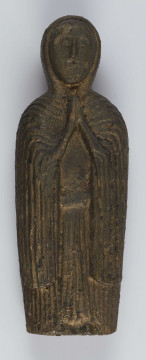 E/419/ML - Rzeźba pełna wykonana w drewnie przedstawiająca postać Matki Boskiej ze złożonymi do modlitwy rekami. Płaszcz i szata ułożone w równoległe pionowe fałdy. Polichromia koloru złotego.