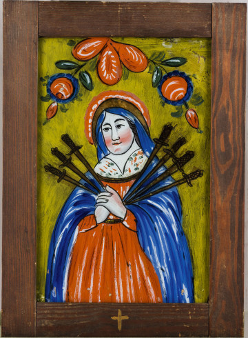 Obraz malowana na odwrociu szkła, przedstawiający Matkę Boską Bolesną z siedmioma mieczami symbolizującymi 7boleści – momentów w życiu Chrystusa, na które patrzyła MB. Oprawiony w drewnianą prostą ramkę (na cynki) koloru brązowego. Tło obrazu jasnozielone (seledynowe). Konturowanie czarne. Postać MB, w 3 postaci, w czerwonej sukni, na ramiona narzucony szafirowym płaszcz, opadający wzdłuż postaci. Na głowie szafirowa chusta, a wokół niej aureola brązowo-złocista i czerwona z białymi cętkami. Twarz biała z rumieńcami na policzkach, oczy i ich oprawa czarne, dłonie biało-różowe.  Włosy wystające spod chusty, brązowe. Miecze rozmieszczone asymetrycznie (3 i 4 po obu stronach), zbiegają się ostrzami na piersiach, w miejscu złożonych do modlitwy dłoni. Kolor brązowo-złocisty. W górnej części obrazu, nad głową MB, znajduje się symetryczny kwiaton, zwrócony wierzchołkiem do dołu, złożony z dwu gałązek o ciemnozielonych łodyżkach i listkach z czerwonymi kulistymi kwiatami w obramieniu szafirowym (po jednej gałązce) oraz czerwonymi pączkami na wierzchołku. Podstawę kwiatonu stanowią trzy czerwone płatki z białymi cętkami. 