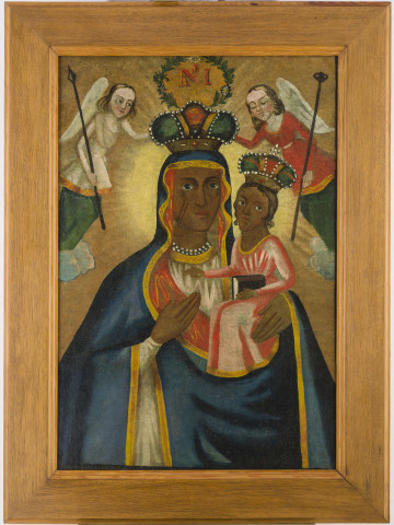 Obraz olejny na płótnie – Matka Boża Częstochowska z Jezusem i Aniołami. MB trzyma na lewej ręce siedzącego Jezusa, prawą dłonią wskazuje na niego. Jezus w lewej ręce, na kolanach trzyma księgę. Prawą wskazuje na matkę. Madonna ubrana jest w białą suknię z długimi rękawami. Na szyi dwa rzędy białych paciorków, perełek. Pod szyją suknia wykończona ciemnożółta lamówką imitującą złoto. Lamówką taką, o różnej szerokości, obrzeżono płaszcz MB i suknię Jezusa. Płaszcz ciemnoniebieski, cieniowany granatowo na ramionach i fałdach, okrywa głowę i ramiona, odsłaniając: twarz, dłonie i fragmenty sukni Madonny. Od spodu pokryty jest kolorem jasnoczerwonym z żółtymi i brązowymi refleksami. Jezus ubrany jest w różowo-czerwoną sukienkę z długimi rękawami, zmarszczoną w pasie, zakrywającą stopy. 
Twarz i dłonie postaci jasnobrązowe. Na policzku MB – dwa cięcia. Oczy obojga niebieskie, patrzące w przestrzeń. Na głowach podobne korony barokowe, zamknięte, trójdzielne, obwiedzione i podzielone perełkami. Zewnętrze części wypełnione kolorem ciemnozielonym, środkowe – ciemnoczerwone. Korona Jezusa, mniejsza, ma na szczycie krzyżyk z 4 perełkami. Koronę Madonny podtrzymują dwa Anioły. Anioł z lewej, w biało-zielonej szacie, trzyma w lewej ręce włócznię. Anioł z prawej, w szacie czerwono-zielonej, kij z gąbką. Nad głową MB – pionowy wieniec z zielonych gałązek i 3 niebiesko-białych stokrotek. Wewnątrz wieńca czerwony monogram z liter drukowanych – symbol MB. 
Obraz malowany przez nieprofesjonalnego malarza z pominięciem szczegółów oryginału obrazu Matki Bożej Częstochowskiej.

Konserwacja: 2002 r.