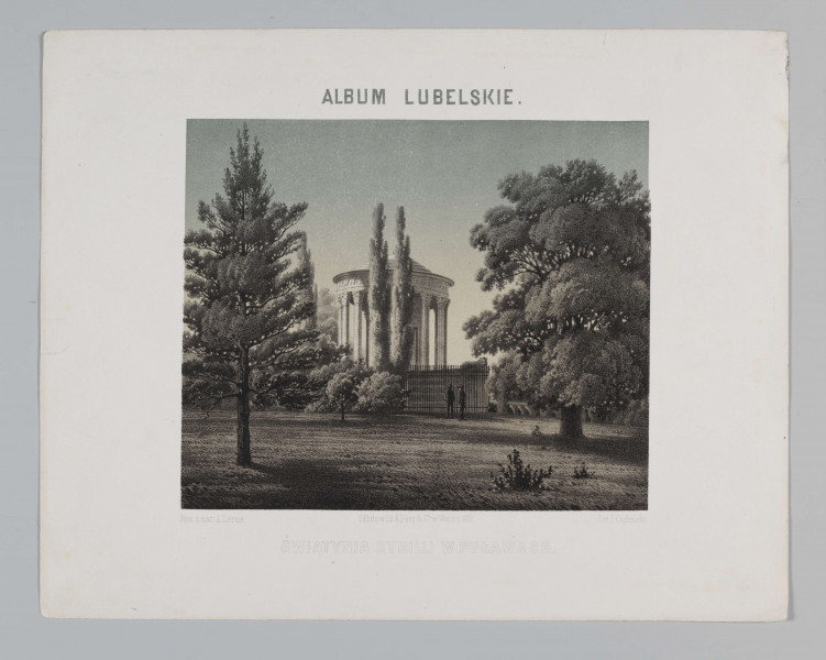 S/G/497/ML - Widok świątyni Sybilli w Puławach (1798 - 1801) wg Ch. P. Aignera będącej kopią okrągłej świątyni w Tivoli pod Rzymem. Usytuowana w głębi, na osi kompozycji, w otoczeniu  bujnych drzew i krzewów założenia parkowego. Budowla na planie koła, korpus obiega koryncka kolumnada dźwigająca belkowanie z bukranionowym fryzem, nakryta kopułą. Do kościoła prowadzą szerokie, schody widoczne zza ogrodzenia, przed którym dwóch mężczyzn. 
