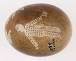 E/1592/ML - Technika batik. Bez podziału. Motyw postać ludzka - scenka rodzajowa: chłopiec karmiący ptaki przy gołębniku. Barwa tła brązowa, barwa motywu biała.
