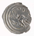 W podwójnej obwódce postać władcy ukazana od kolan w długiej szacie, trzymającego w prawej ręce gałązkę palmową. W polu po prawej napis literami hebrajskimi: bracha
(błogosławieństwo)
Ubytek monety na obrzeżu.
