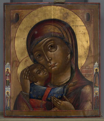 S/Mal/270/ML - Ikona przedstawia wizerunek Maryi z Dzieciątkiem Jezus w ujęciu do ramion. Głowa Matki jest lekko przechylona. Maryja podtrzymuje lewą dłonią ramię Chrystusa, prawą przytula jego głowę do swego policzka. Ma okrągłą twarz i duże, brązowe oczy o intensywnym, smutnym, wpatrzonym w dal spojrzeniu. Wąski nos i zaciśnięte usta wskazują na wyzbycie się zmysłowości, zaś bruzda na czole i szyi – mądrość i obecność Ducha Świętego. Jej szaty są bardzo ozdobne i precyzyjnie oddane: czerwony maforion (od podbicia zielony), z gwiazdami na czole i ramieniu wykończony jest lamówką ze złotym ornamentem i pasem drogich kamieni. Suknia Maryi zebrana jest przy nadgarstku złotym mankietem, ozdobionym dwoma rzędami pereł i kamieniem. Spod maforionu widoczny jest błękitny kekryfolos (czepiec). Nad lewy ramieniem Maryi widnieje kartusz, naśladujący w uproszczony sposób motyw rocaille, z cyrylickim napisem Umilenije. Jej głowę otacza złoty nimb, u góry, po jego bokach, w podobnych kartuszach z wydzielonymi owalnym polami znajduje się monogram maryjny.
	Chrystus przytula się do Maryi, otaczając jej szyję lewym ramieniem, prawym dotykając maforionu. Podobnie jak Maryja, ma okrągłą twarz o wąskim nosie i ustach oraz szeroko otwartych, wpatrzonych w dal oczach, ma także zmarszczkę na czole i szyi. Włosy ma ułożone w równe pukle. Ubrany jest w błękitny, ozdabiany złotym wzorem chiton z czerwonym stichosem i czerwony himation. Jego głowę otacza nimb, obok widnieje jego monogram IC XC.
	Postacie Maryi i Dzieciątka oddane są niezwykle precyzyjnie, z użyciem głębokich, intensywnych barw, co daje wrażenie bogactwa i dostojeństwa, nie pozbawionych jednak słodyczy.
	Po bokach, na polu ikony znajduje się po dwóch świętych, opisanych cyrylicą. Po lewej stronie w obramieniu naśladującym kształt cerkiewnej bani, na niebieskim tle ukazano archanioła Rafała. Trzyma on kulę, na której widnieje trzykrotnie powtórzona l