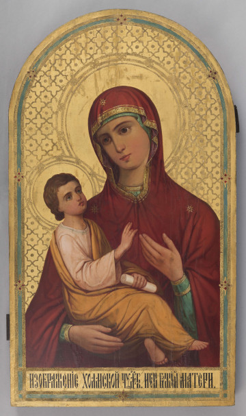 E/16804/ML - Matka Boża Chełmska – wizerunek Maryi w typie Dexiokratusa (trzymająca Dzieciątko na prawym ramieniu). Maryja ukazana jest w ujęciu do pasa; ubrana jest w zieloną szatę spodnią wykończoną złotymi lamówkami, zielony czepiec oraz czerwony maforion, wykończony przy twarzy złotą lamówką, spięty przy szyi, ze złotymi gwiazdami na czole i ramieniu (symbol dziewictwa Maryi). Maryja lekko pochyla głowę w stronę Chrystusa, lewą dłonią na niego wskazuje. Twarz ma owalną, o regularnych rysach, oczy duże, zapatrzone w dal;  ma zamyślony wyraz twarzy. Chrystus spoczywa swobodnie na ramieniu Maryi: spogląda na matkę poważnie, prawą dłonią ją błogosławiąc, w lewej trzyma zwój. Ubrany jest w jasny chiton i złocisty himation. Lewą nogę ma charakterystycznie odgiętą, tak, że stópka jest widoczna od spodu.
Głowy obojga otaczają gładkie złocone nimby, wyznaczone potrójną linią, ozdobioną regularnie rozmieszczonymi rozetkami. Tło złote (złoto drukarskie? ), zdobione powtarzającym się wypukłym (złoto proszkowe? ) motywem równoramiennego krzyża i zgeometryzowanej rozetki. U dołu na złotym tle widnieje czarny napis cyrylicą: WYOBRAŻENIE CHEŁMSKIEJ CUDOWNEJ IKONY BOZEJ MATKI: 
??????????? XO?MCKO? ???OTB ???? ????? MATEP?
Całość obiega bordiura, na którą składają się: wypukły pas złoty, zielony i znów złoty, ozdabiana regularnie rozmieszczonymi siedmioma geometrycznymi wzorami – rombami-gwiazdkami z czerwonymi kwadratami. Pole obrazowe ma kształt prostokąta zamkniętego od góry łukiem.

Konserwacja: 2009 r.