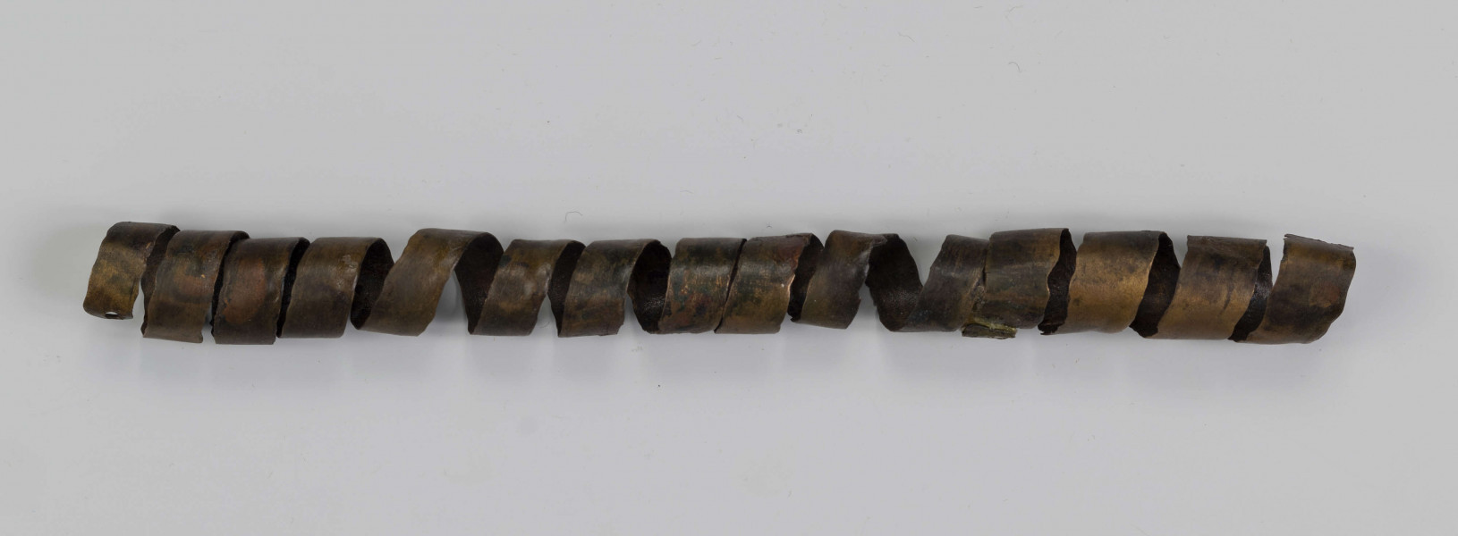 1396/A/ML/1 - Spiralny skręt z taśmy brązowej będący częścią zespołu ozdób brązowych tkz. 