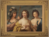 Na tle pochmurnego nieba trzy półpostacie kobiece: po lewej Atena (Minerwa) w ozdobnym hełmie z piórami, półpancerzu i jasnym płaszczu spiętym broszą na lewym ramieniu; w prawej ręce trzyma włócznię. pośrodku Afrodyta (Venus) naga, z przerzuconą przez prawe ramie złotawa draperią, w prawej dłoni trzyma złote jabłko. Po prawej Hera (Junona) naga, w narzuconym błkitnym płaszczu, trzyma przed soba pawia. Kobiety młode, ciała o jasnej karnacji, twarze owalne, włosy upięte, ciemnoblond ze złotawym refleksami. 