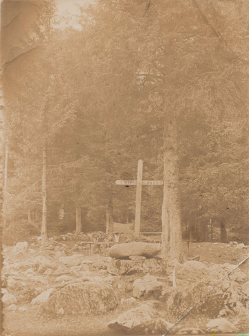 Fotografia przedstawia Krzyż Wincentego Pola (z napisem 