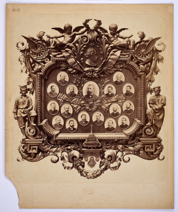 Pośrodku prostokątnego pola o zaokrąglonych narożnikach większa fotografia przyozdobiona wstęgą i gałązkami wawrzynu. Dookoła szesnaście symetrycznie rozmieszczonych mniejszych fotografii. W prawym górnym rogu dr Wacław Lasocki, naczelny lekarz kolei nadwiślańskiej w latach 1875 - 78. W polu ramy w górnej części medalion z płaskorzeźbionym popiersiem z profilu. Przedstawia Leopolda Kronenberga - ojca. Po bokach dwia półleżące aniołki trzymają wieniec laurowy. Po lewej stronie ramy postać robotnika Poleszuka, po prawej pracownika warsztatów kolejowych. W dolnej części front lokomotywy i złoty żeton uprawniający do bezpłatnej jazdy pociągiem I klasy. Fotografia naklejona na tekturę, w dolnej części u dołu sucha pieczęć zakładu fotograficznego.