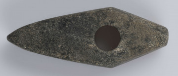 530/A/ML - Topór kamienny wykonany z czarnego kamienia, starannie gładzony. Kształt dwustożkowaty, przekrój czworokątny. Barwa czarna.
wymiary dodatkowe: 1,8 cm (średn. otworu)