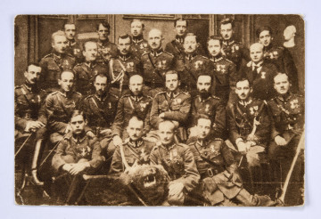 Pocztówka sepiowana -  członkowie Polskiej Organizacji Wojskowej odznaczeni Orderem Wojennym 