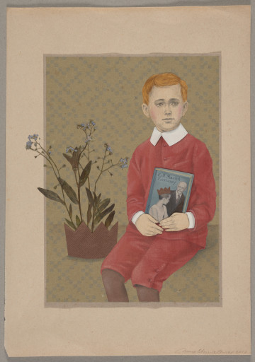 lico; Rysunek przedstawiający siedzącego chłopca (ujętego bez stóp) w czerwonej marynarce z wyłożonym białym kołnierzykiem i czerwonych spodniach sięgających do połowy nóg. Po lewej stronie brązowa korona, z której wystają niebieskie kwiatki z długimi łodygami. Chłopiec trzyma książkę z napisem: ,,Król Maciuś Pierwszy’’. Pod tytułem, po prawej stronie okładki, wizerunek Janusza Korczaka, autora powieści. Obok niego znajduje się dziecko z koroną na głowie.
