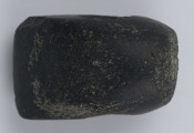 540/A/ML - Topór kamienny szlifowany i gładzony, barwy czarnej. Obuch niewyodrębniony. Otwór zlokalizowany bliżej obucha, nawiercony z obydwu stron.
