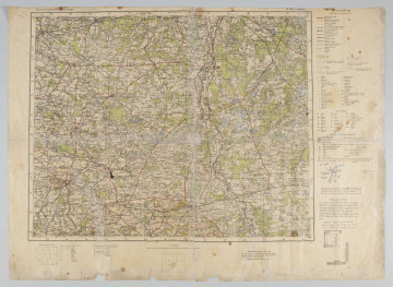 ML/H/742 - Mapa obejmuje obszar dawnego województwa lubelskiego. Legenda w języku polskim i niemieckim. Mapa barwna, legenda w prawej części mapy poza ramką, dodatkowe objaśnienia pod mapą. Mapa otoczona czarną ramką. Na mapie zaznaczono lasy, łąki, różne rodzaje architektury, różnej wielkości miasta. W polu marginesu umieszczono szereg objaśnień i rysunków.
Skala 1:300000. 