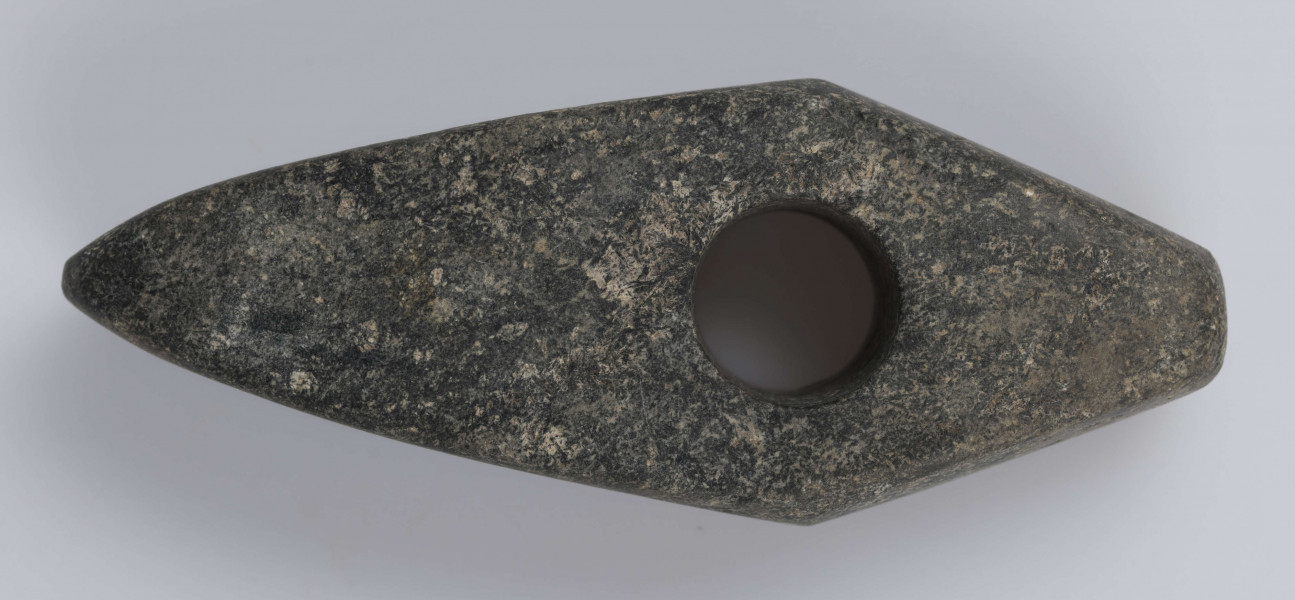 530/A/ML - Topór kamienny wykonany z czarnego kamienia, starannie gładzony. Kształt dwustożkowaty, przekrój czworokątny. Barwa czarna.
wymiary dodatkowe: 1,8 cm (średn. otworu)