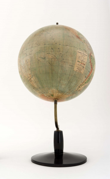 Mapa globusowa fizyczna 1:40 mln, litografia kolorowa; 18 segmentów szerokości 6 cm i 2 koła, bez południka, z ramieniem lanym, model 
