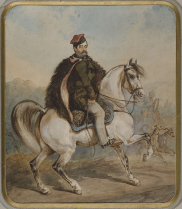 R/7260/ML - Portret konny Andrzeja Korwin-Piotrowskiego. Mężczyzna ubrany w zielony mundur, w czerwonej rogatywce na głowie, trzyma lejce i siedzi na białym koniu, za nim po prawej biegnące dwa psy i w oddali kolejny mężczyzna na koniu.
