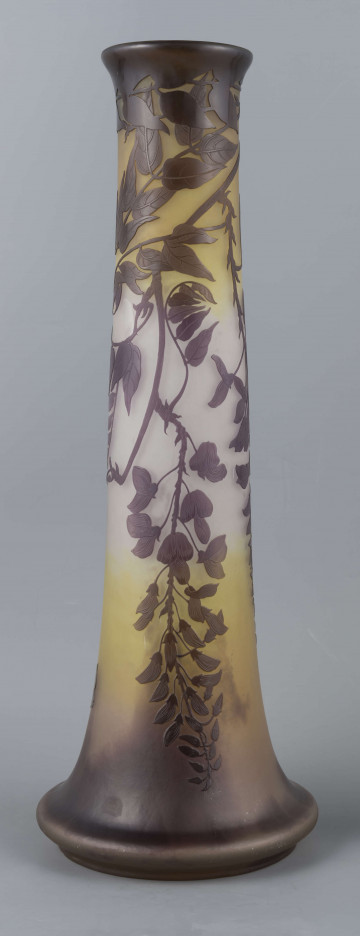 S/CS/1361/ML - Wazon cylindryczny, lekko rozszerzony ku dołowi, z wyodrębnioną niska stopą i rozchylonym wylewem. Korpus bezbarwny, podmalowany żółtym pudrem  - z wyjątkiem części środkowej. Powlekany warstwą fioletową i brązową; w nich trawiona i polerowana dekoracja roślinna: gałąź glicynii z kwiatami.
 
